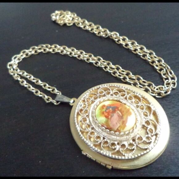 VINTAGE GLASS CAMEO LOCKET GOLD TONE 23" NECKLACE - Picture 2 of 3